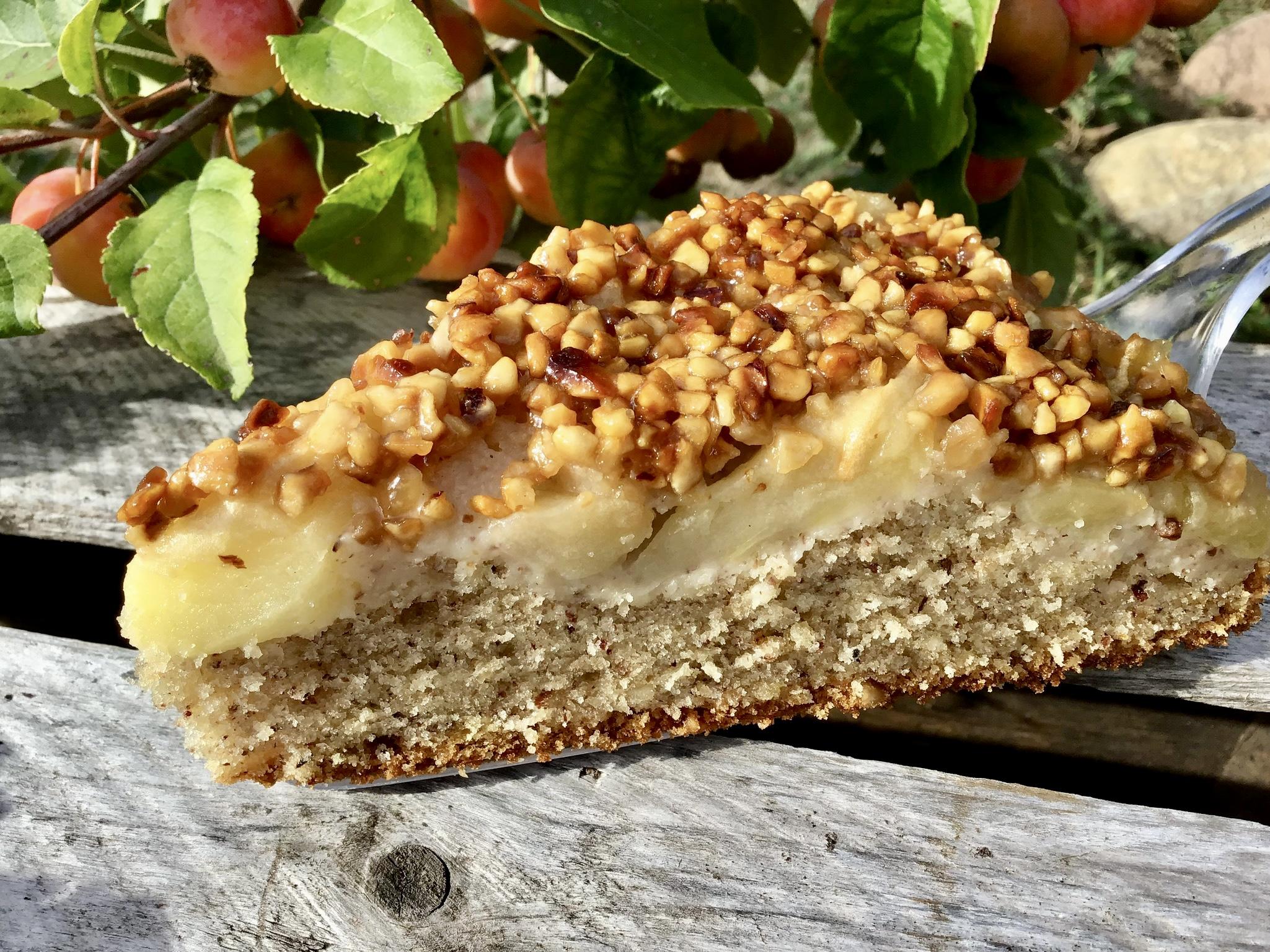 Apfelkuchen mit Eierlikör und Haselnüssen