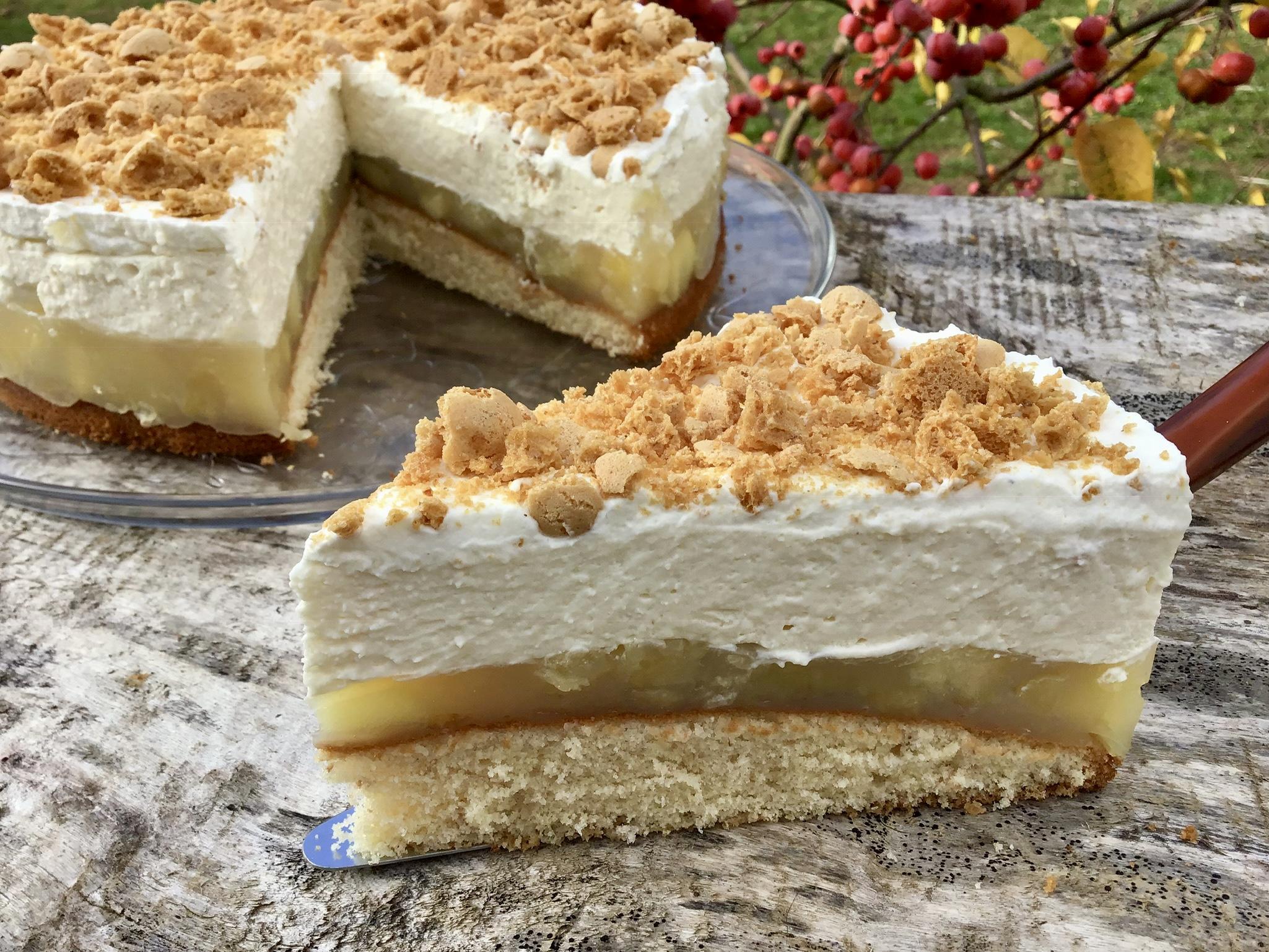 Apfeltorte mit einer Amarettocreme und Amarettini
