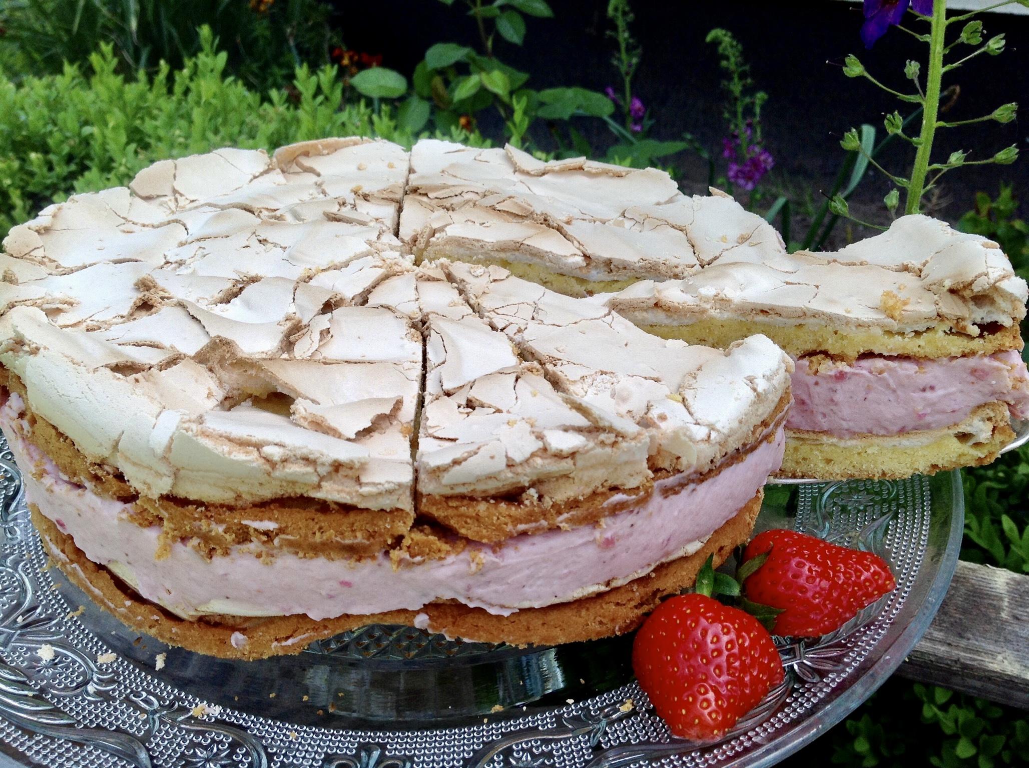 Erdbeertorte mit Baiser