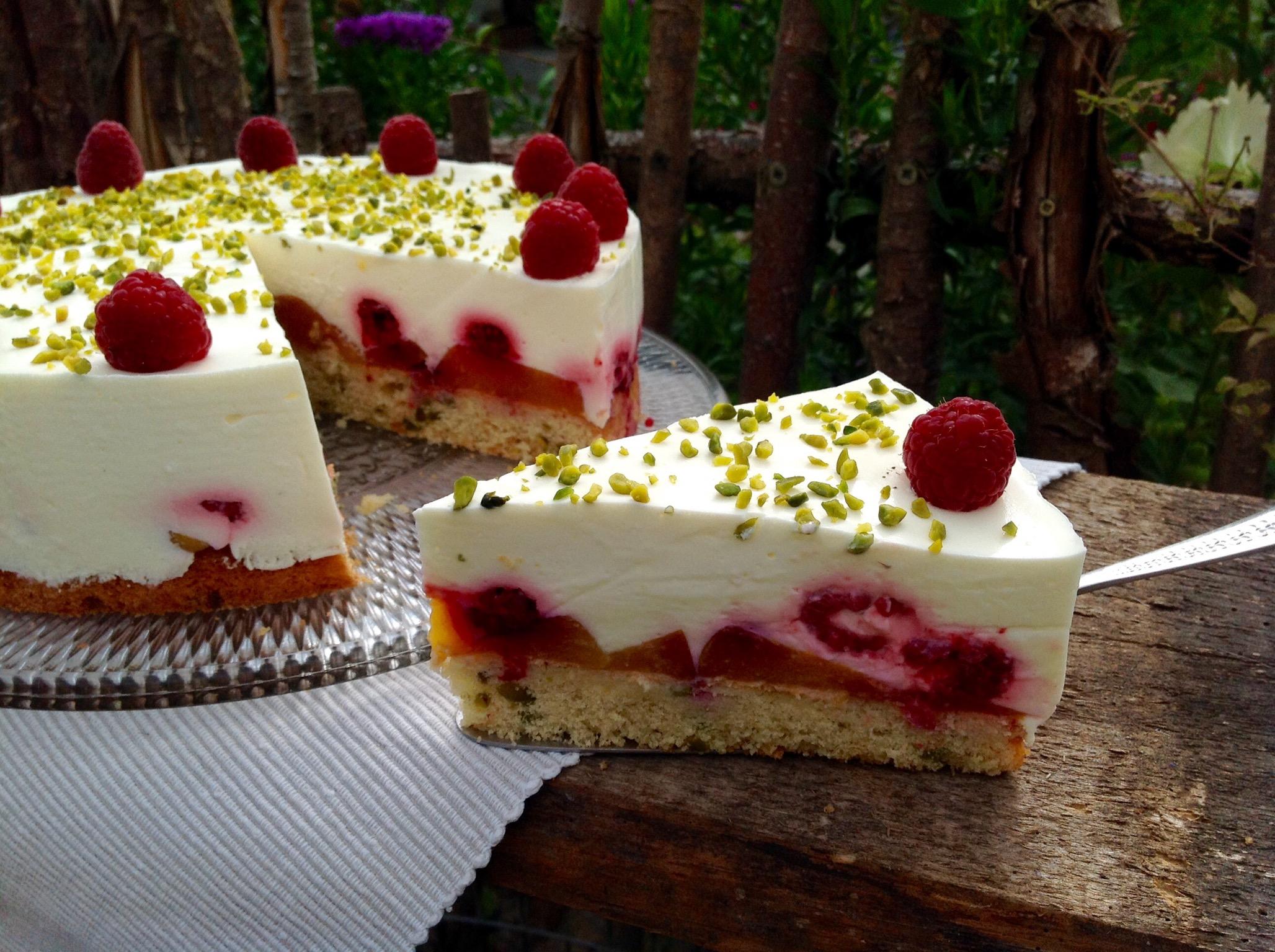 Pfirsich- Himbeer- Torte mit Pistazien