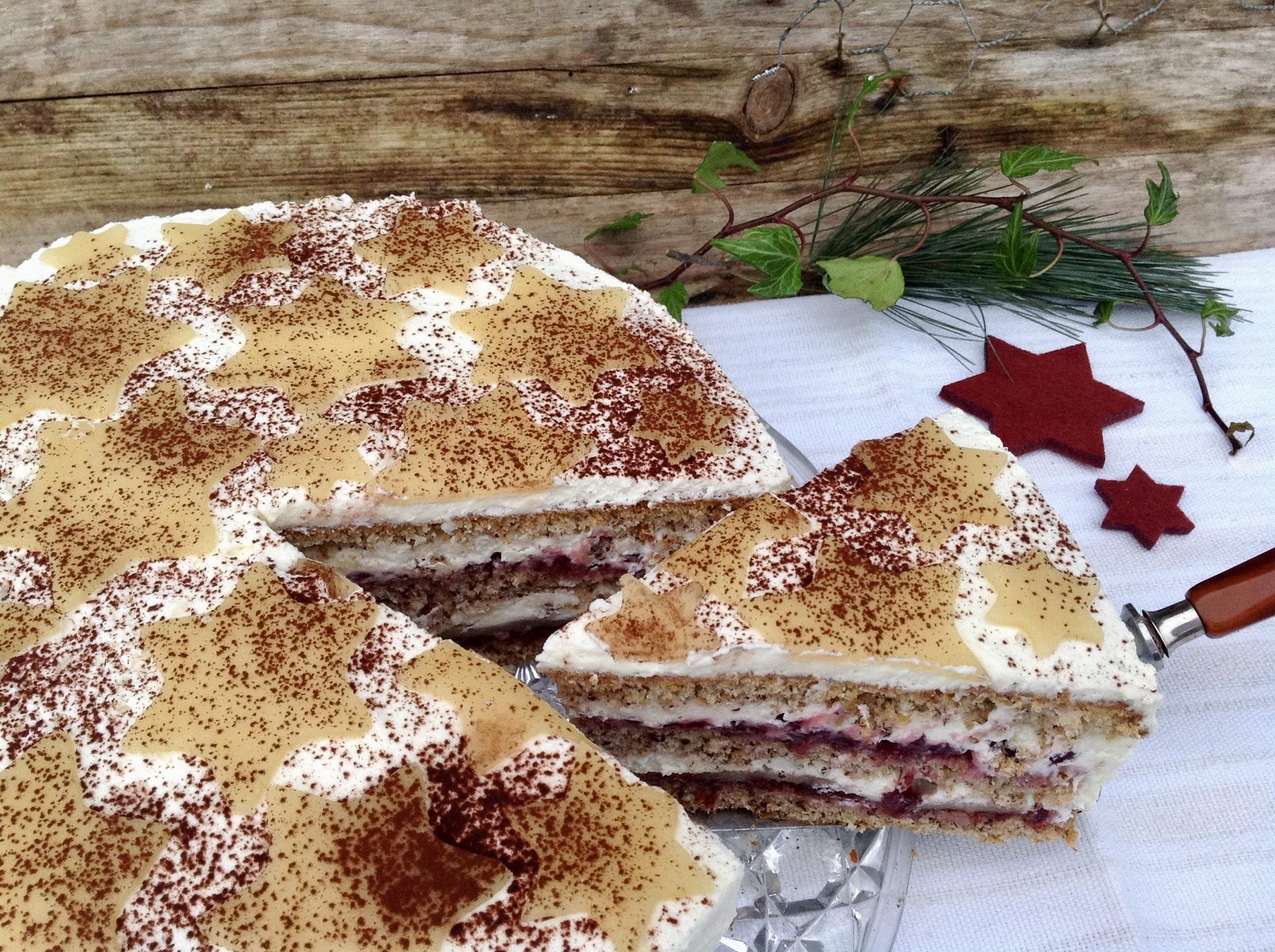 Nusstorte mit Marzipan und Preiselbeeren